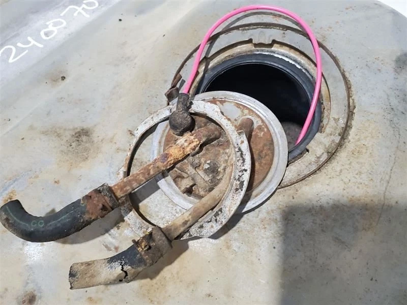 1985 1987 Chevrolet EL Camino OEM Fuel Tank 5.0L RWD With Fuel Pump And Sender - Image 4 of 4