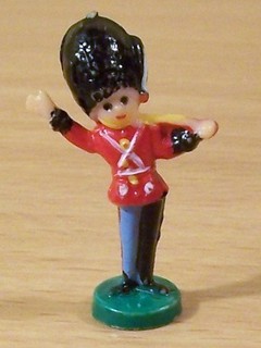 Ü Ei Altfiguren Bärenfellmützen 1977 mit Stock Original RAR