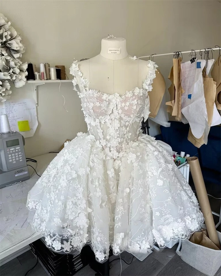 Vestidos de novia cortos de playa con flores 3D mini vestidos de novia de verano con hombros descubiertos Foto 4 de 4