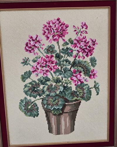 Needlepoint Potted Geranium Framed Vintage Wall Hanging Yarn Art - Picture 4 of 7