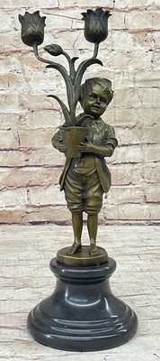 Art Deco Bronze Statue - Junger Junge Mit Tulpenvase Kerzenhalter Figur