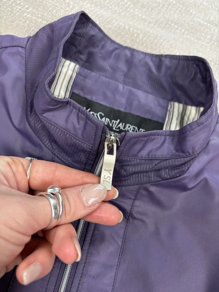 Jaqueta Yves Saint Laurent Masculina Tamanho Pequeno Roxa Vintage Logotipo Bordado Anos 90 - Imagem 3 de 4