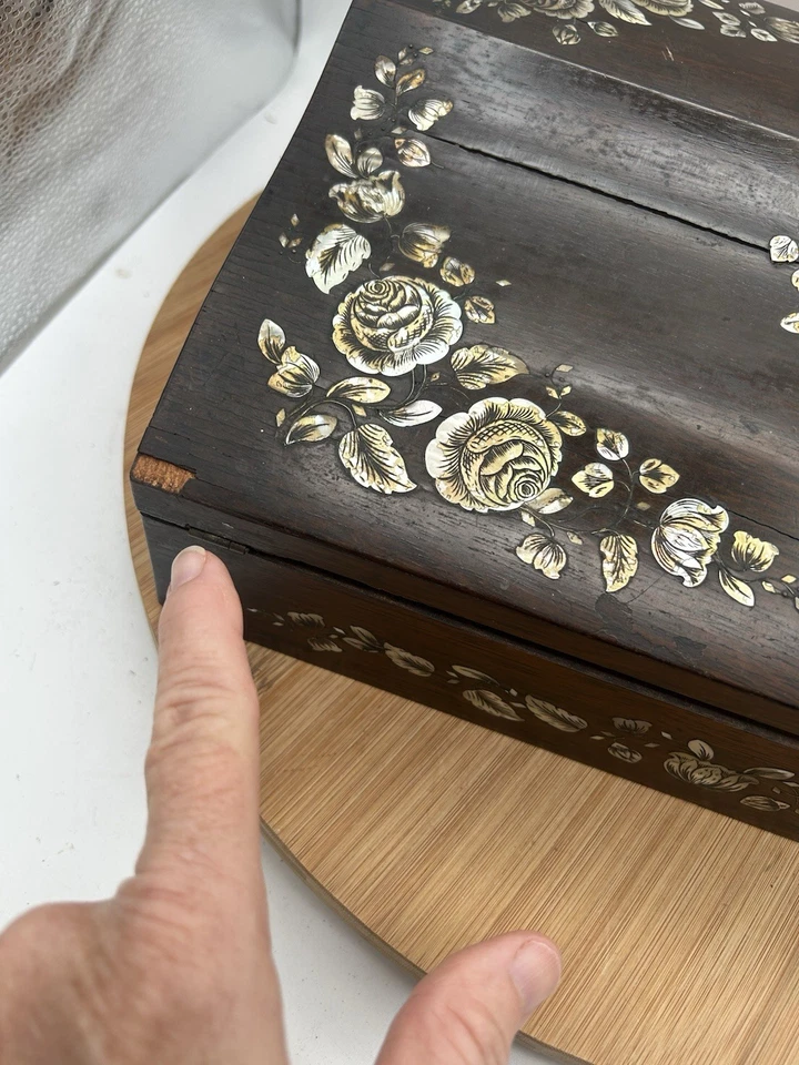 Escritorio de viaje antiguo de madera con incrustaciones de nácar diseño floral - años 1800 Foto 3 de 4