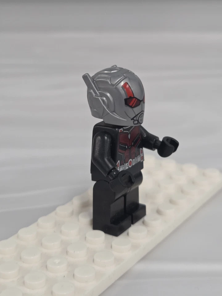 LEGO Super Heroes Ant-Man Minifigure Upgraded Suit Scott Lang Marvel 76109 sh516 - Image 3 of 4