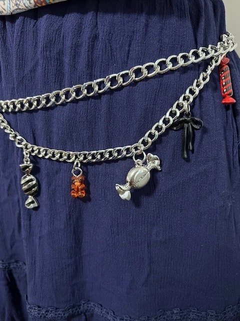 Cinturón de cadena con dijes de caramelo. Diseñado por Betsey Johnson. Cinturón cintura o cadera Foto 3 de 4