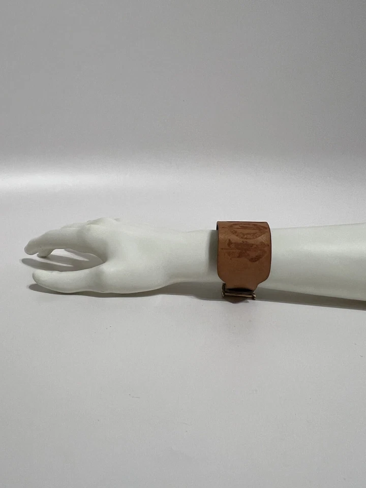 Vtg Christian Dior by John Galliano Tan Gothic Tattoo Logo Leather Bracelet - Imagem 4 de 4