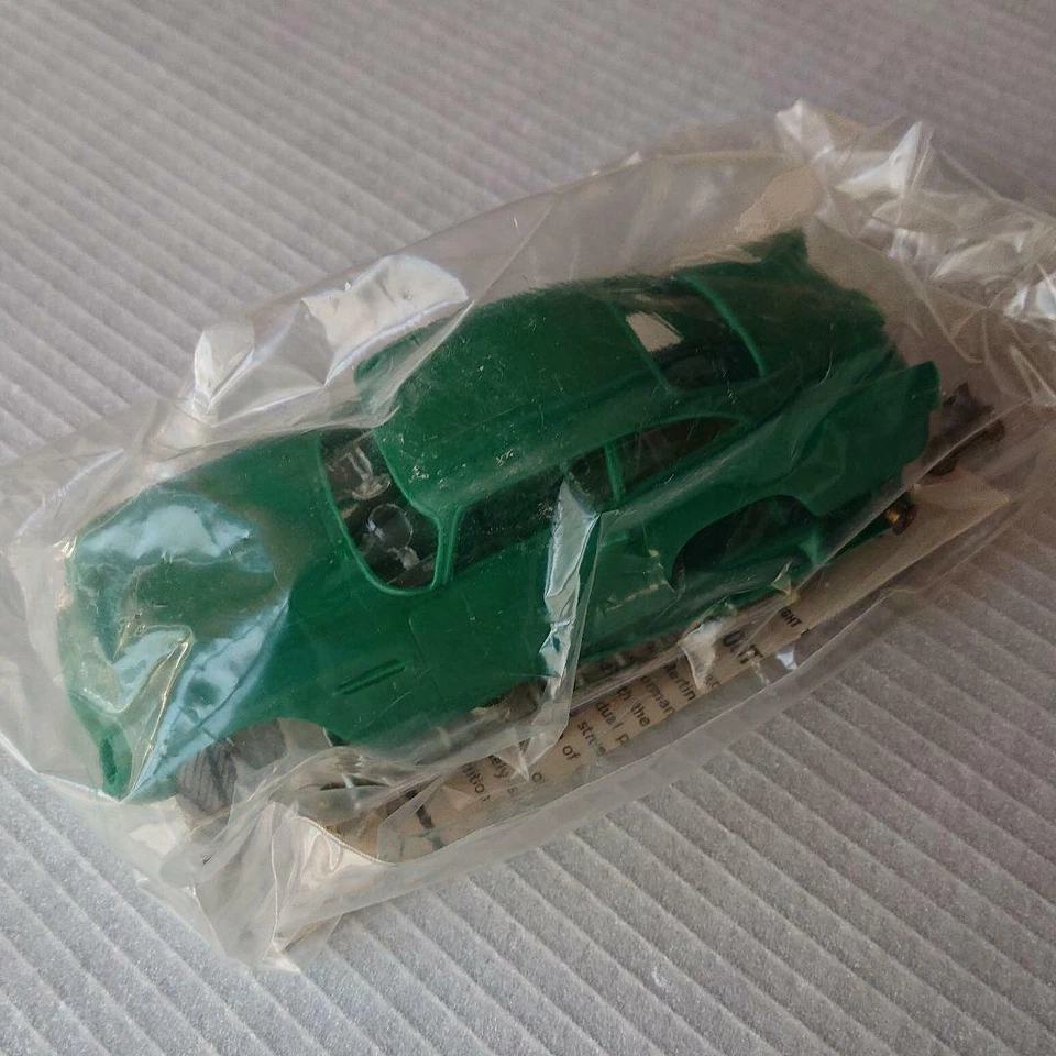 Carrocería de carreras Revell Aston Martin DB5 años 60 escala 1/32 modelo de plástico artículo raro Foto 4 de 4