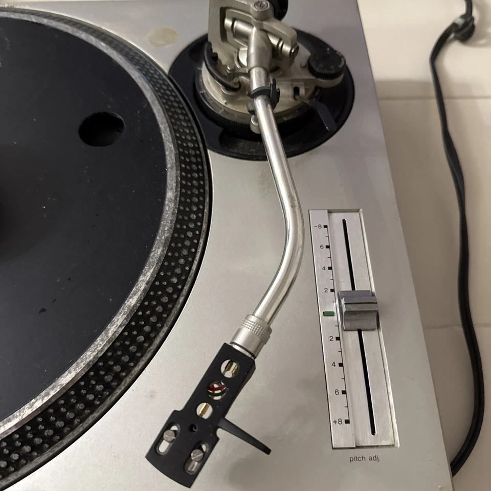 Sistema de plato giratorio Technics SL-1200MK2 de accionamiento directo, plateado Foto 4 de 4