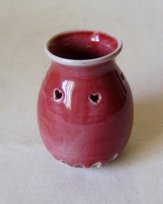 Kleine Vase mit toller Glasur und herzdurchbrochenen Seiten: Anne Marie Greengrass