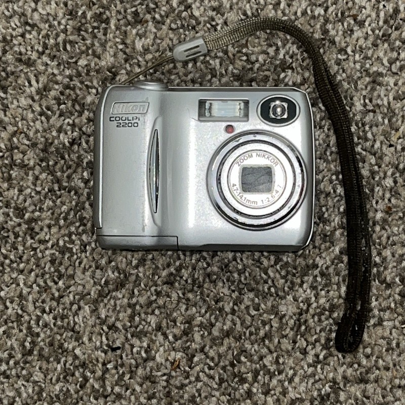 Nikon COOLPIX 2200 Silver Compact Camera Untested From Japan