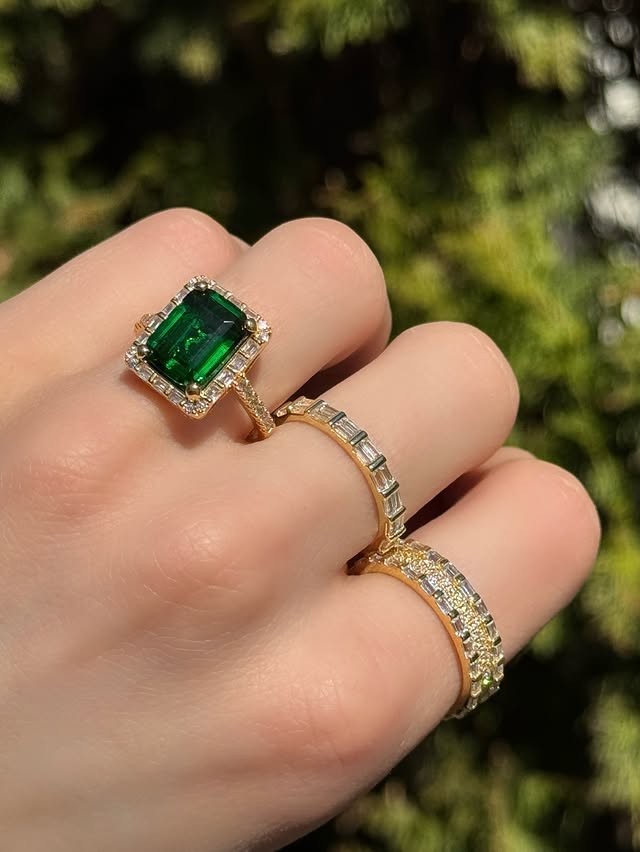 Alianza de oro amarillo de 18 quilates con diamantes y esmeraldas verdes naturales de corte radiante de 5,89 quilates