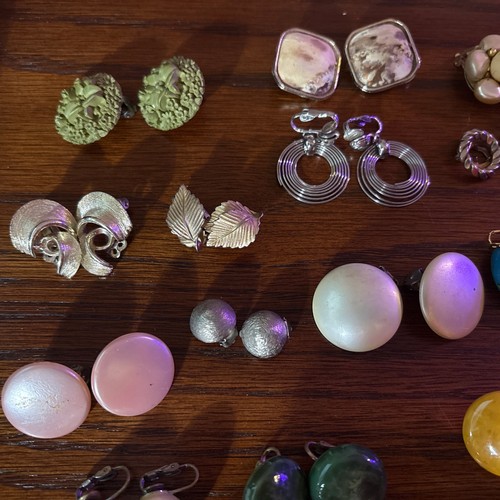Lote de 19 pares de pendientes vintage multicolores con clips y tornillos traseros usados - Imagen 5 de 6