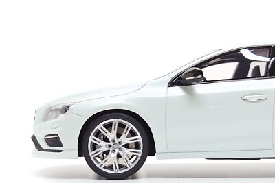 VOLVO V60 ホワイト ミニカー 18/1 DNA Collectibles 1:18 Volvo V60 T6 AWD Polestar Engineered