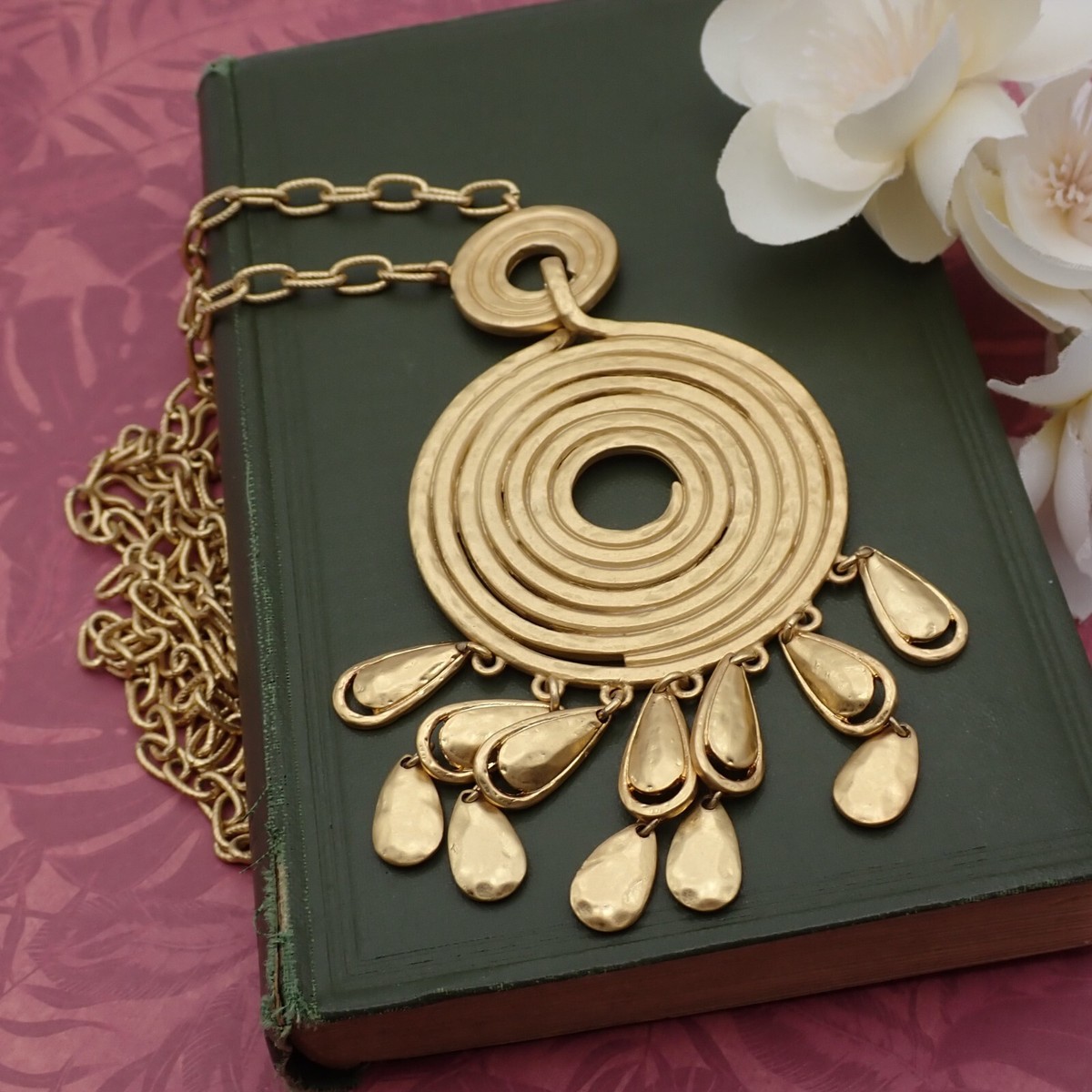 Vtg Stella Dot Delilah Matte Gold Tone Dangle Coiled Pendant 30