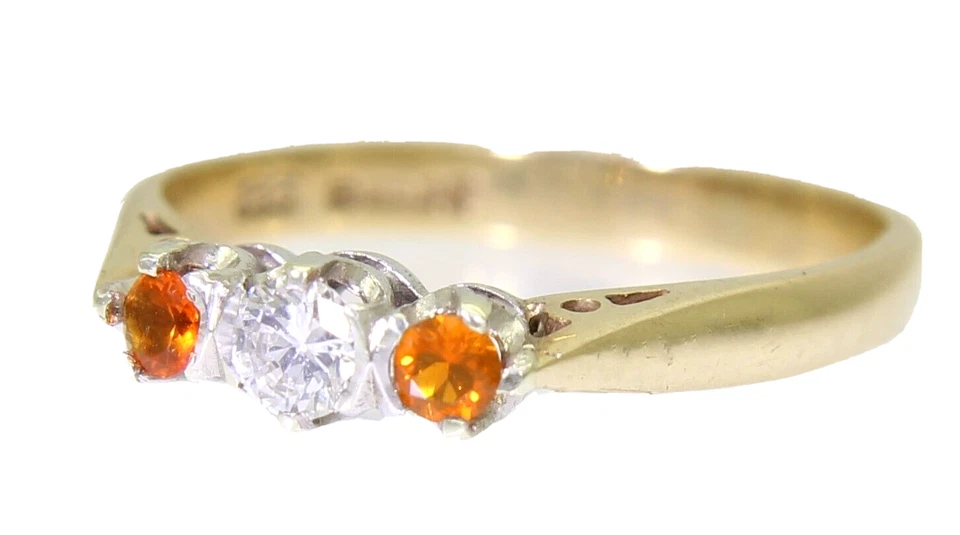 Anillo de oro amarillo de 9 quilates trilogía de diamantes y ópalo de fuego de 0,18 quilates talla L 1/2 ~ 6 Foto 2 de 4