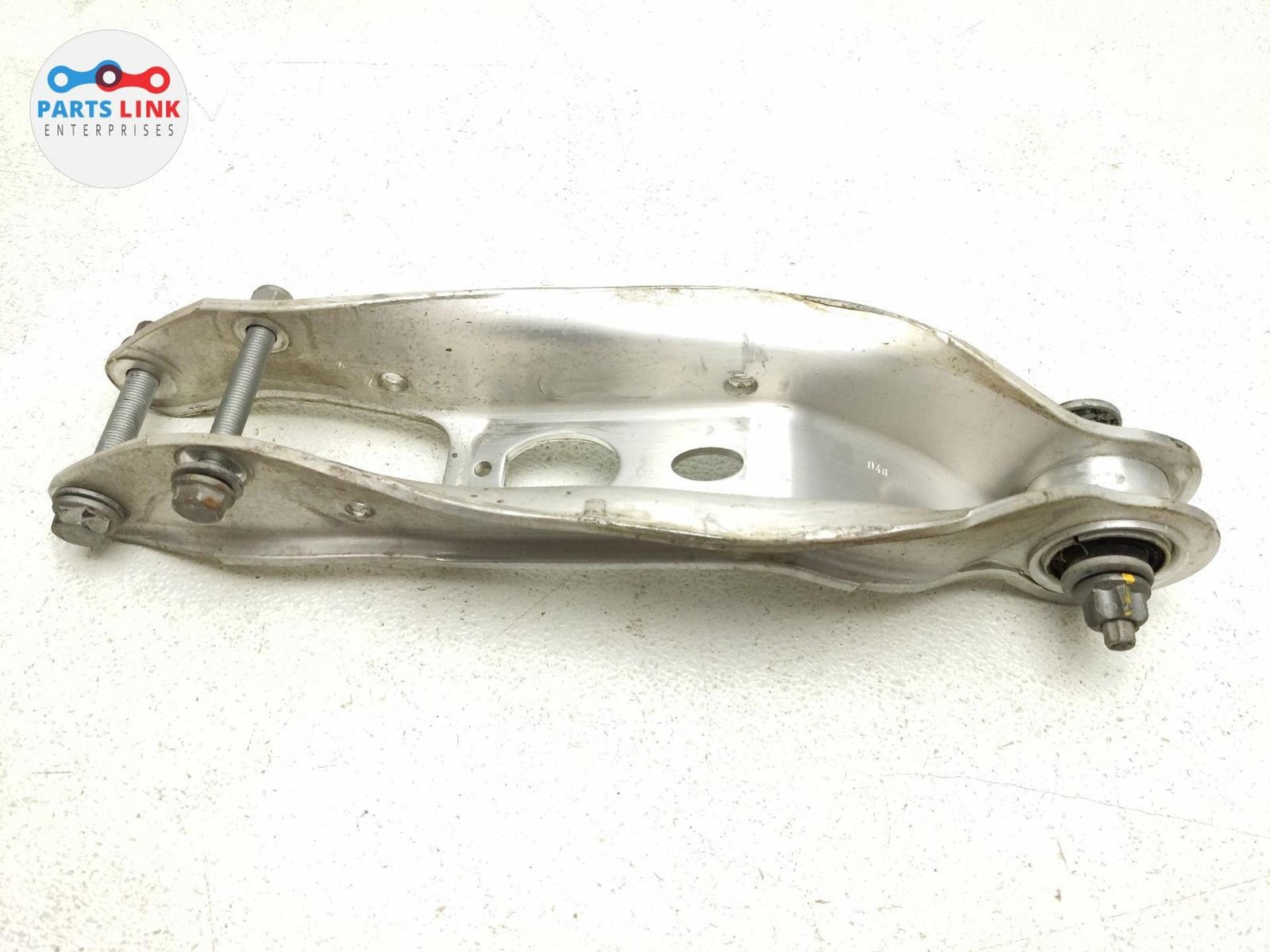 2016-20 BENTLEY BENTAYGA REAR RIGHT LOWER CONTROL ARM STRUT SEAT COVER ASSY 3K