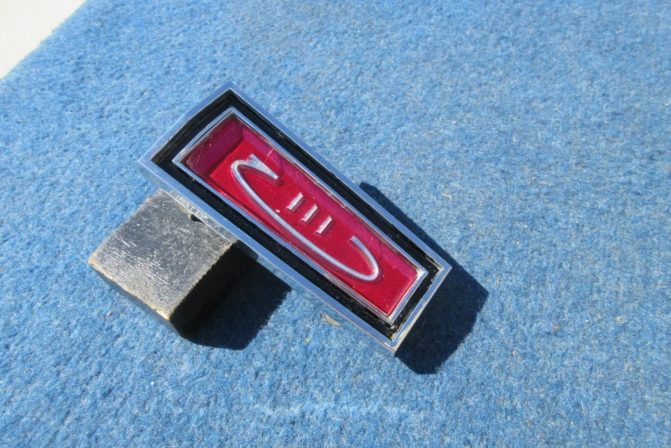 1965 Chrysler Newport GRILL ORNAMENT Good Used Original Foto 3 de 4