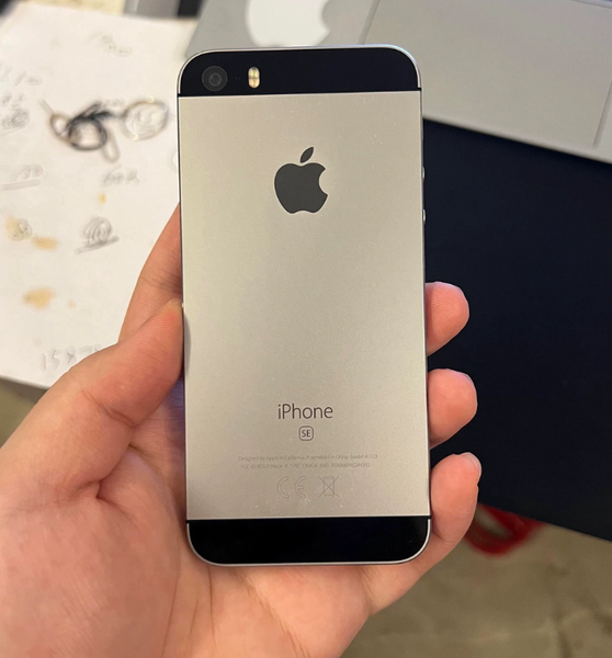 Apple iPhone SE 1ra Gen - 16/32/64/128GB - Desbloqueado - Condición Regular Batería Nueva 5