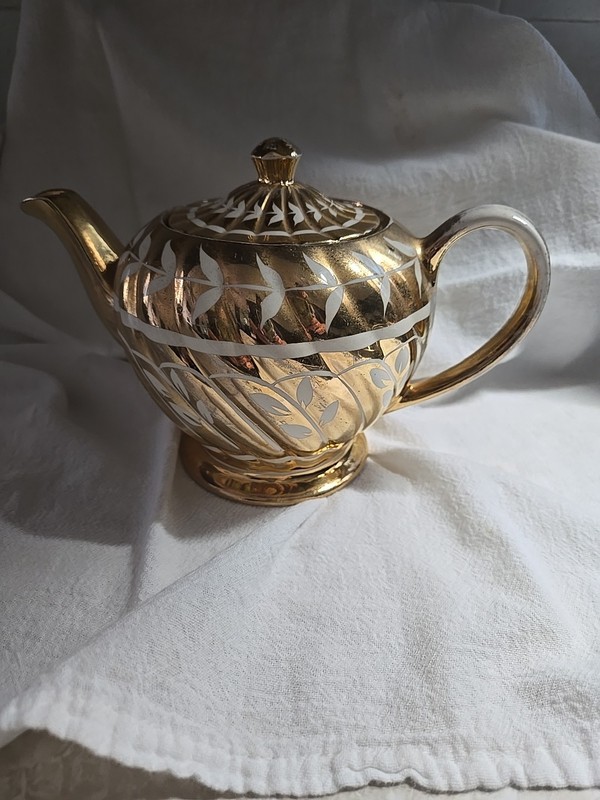 VINTAGE SADLER GOLD SWIRLED and CREAM TEAPOT WITH LID #1601 E Made In England