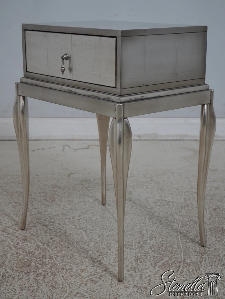 F67447: Par de mesitas de noche Hollywood Regency pintadas en plata con 1 cajón Foto 3 de 4