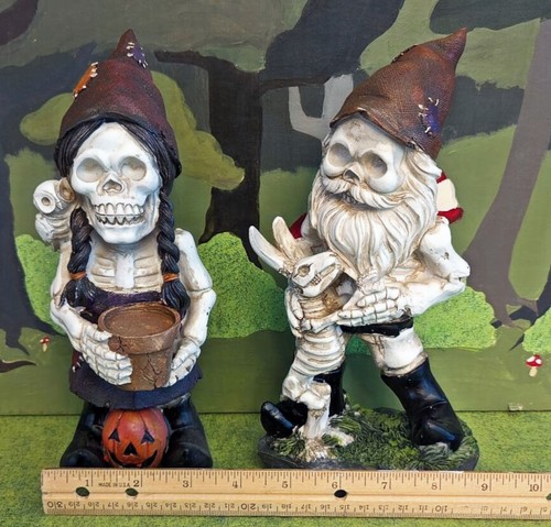 9.5" Esqueleto Gnomo Pareja con Mascotas Juego de 2 Decoración Halloween o Resina Jardín - Imagen 3 de 6