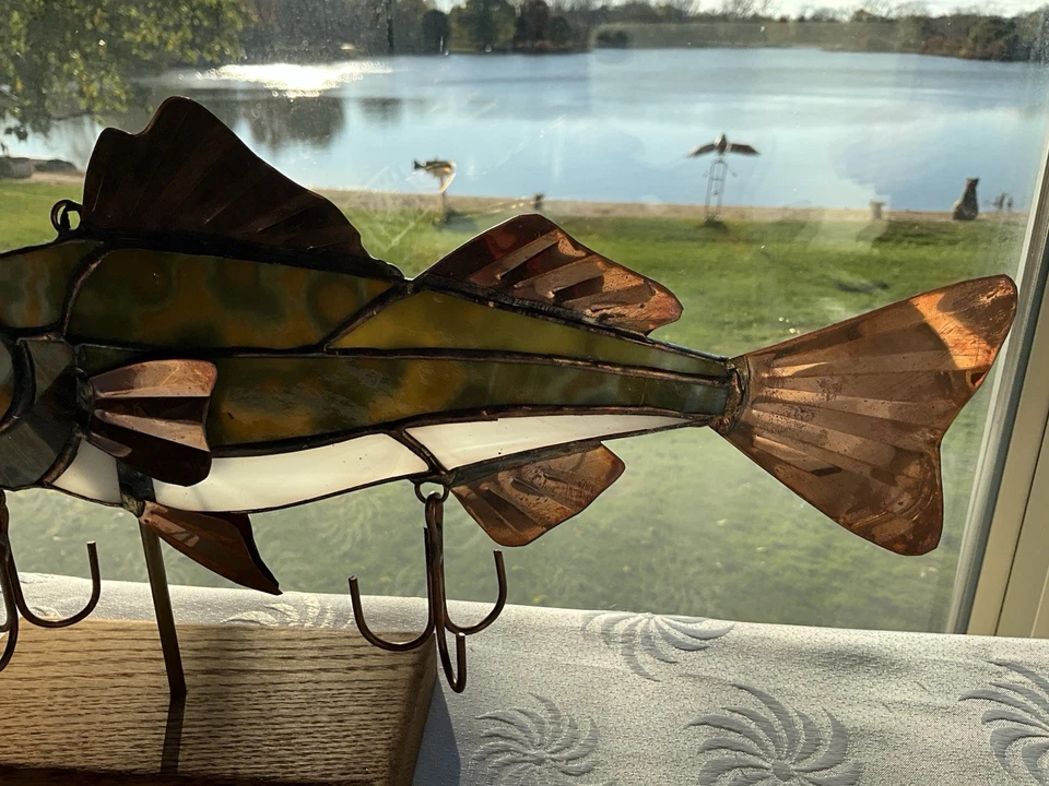 Colgante de pared Timberwind Walleye vitral y ventana de cobre Foto 3 de 4