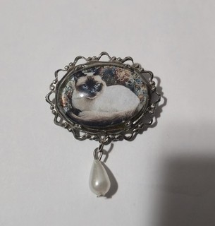 Handcrafted Artisan siamese cat Glass Cameo small Brooch upcycled vintage