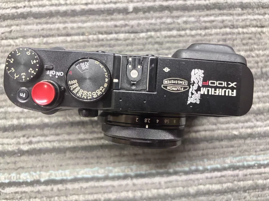 Cámara digital compacta Fujifilm X100F negra 24,3 MP aspecto elegante captura de fotos de alta resolución Foto 2 de 4