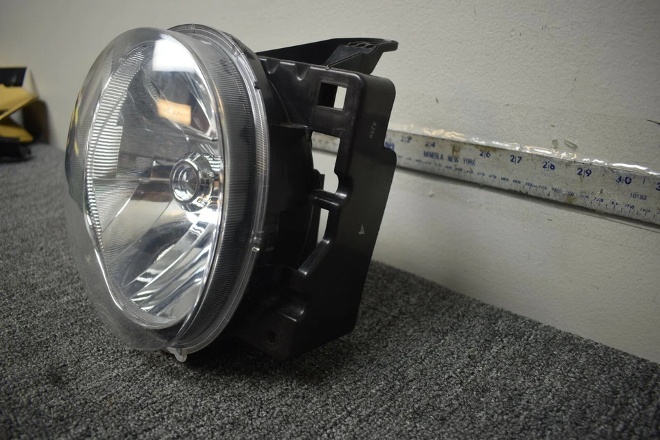 2007-2010 TOYOTA FJ CRUISER RIGHT SIDE HEADLIGHT FACTORY OEM - Image 3 of 4