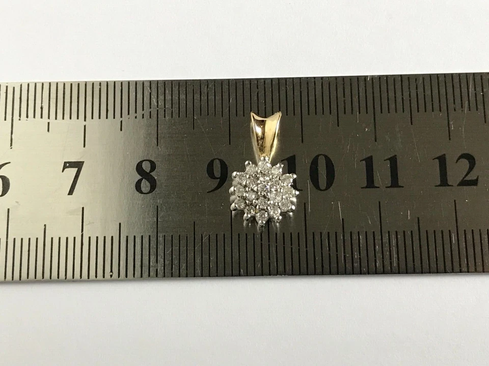 Colgante de diamantes de 0,15 quilates con racimo de flores colgante de oro blanco y amarillo de 9 quilates Foto 2 de 4