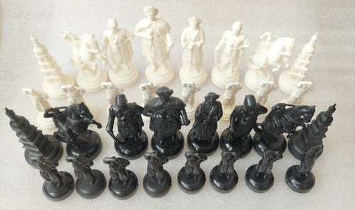 Vintage Ukrainian Cossack Chess Set – Rare Soviet USSR Era Plastic Figures - Picture 2 of 10