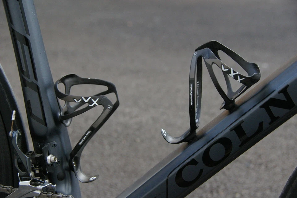 NUEVA JAULA PARA BOTELLAS DE CARBONO BONTRAGER RACE X LITE XXX PAR SUPERLIGERO + PERNOS Foto 3 de 4