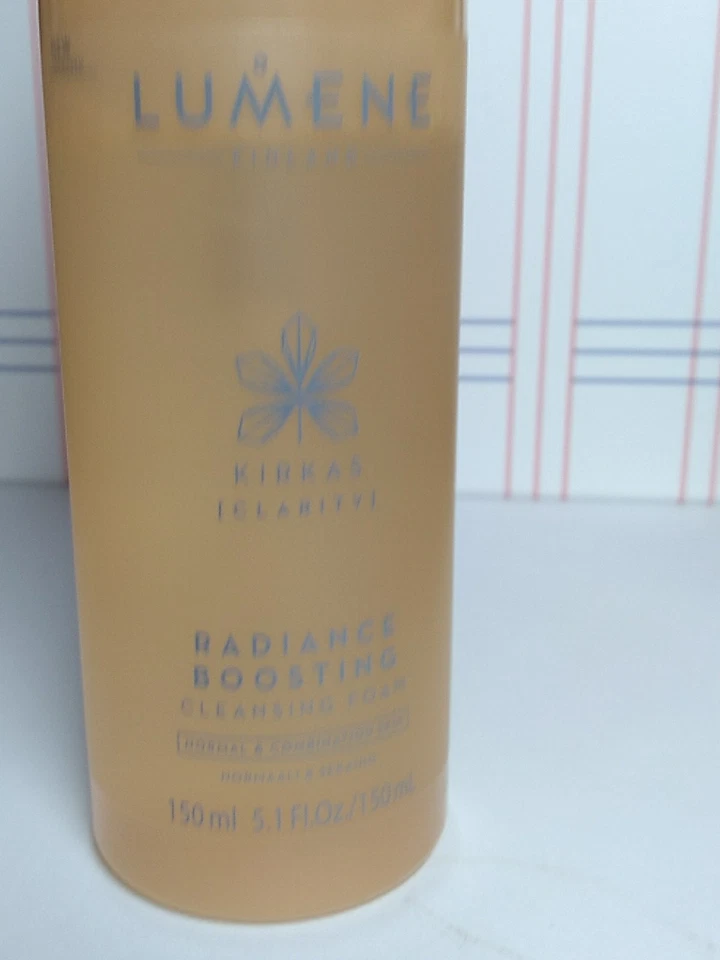 Espuma limpiadora Lumene KIRCAS Radiance Boosting para piel normal y combinada, 5,1 OZ Foto 3 de 4