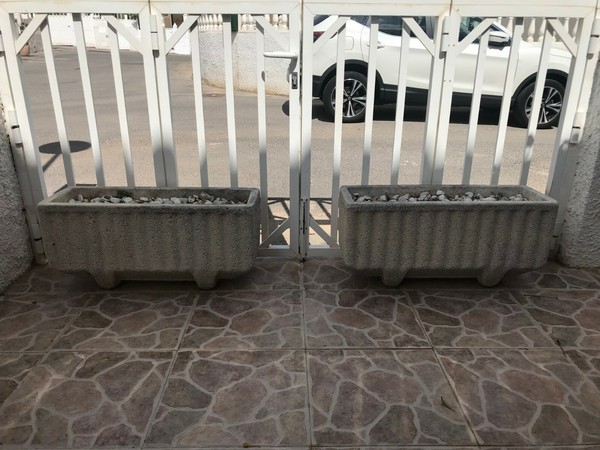 jardinera exterior de piedra. 2 Uds. 0,80x0,30x0,38 metros. Estado estupendo