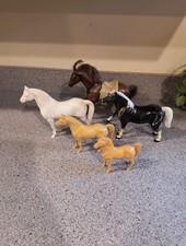 Lot of 5 Vintage PLASTIC HORSES ASSORTED SIZES AND COLORS