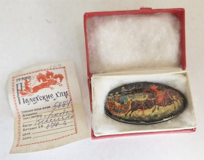 RUSSIAN PALEKH SCHOOL 1984 HANDPAINTED LACQUER PAPER MACHE BROOCH vintage TROIKA