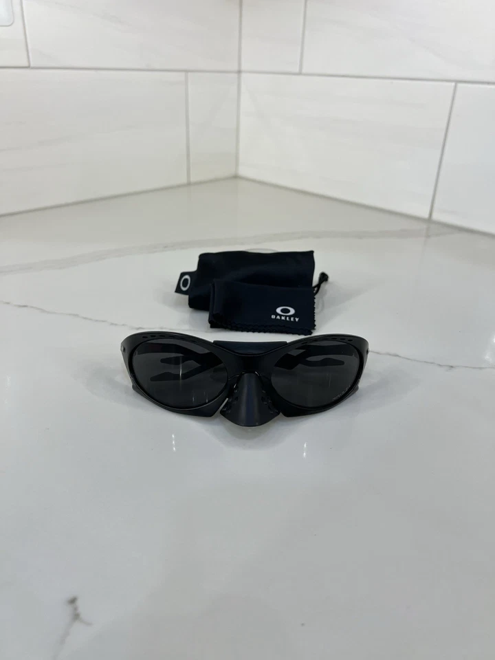 Gafas de sol Oakley Plantaris OO9437 - lentes polarizadas Prizm negras mate Foto 2 de 4