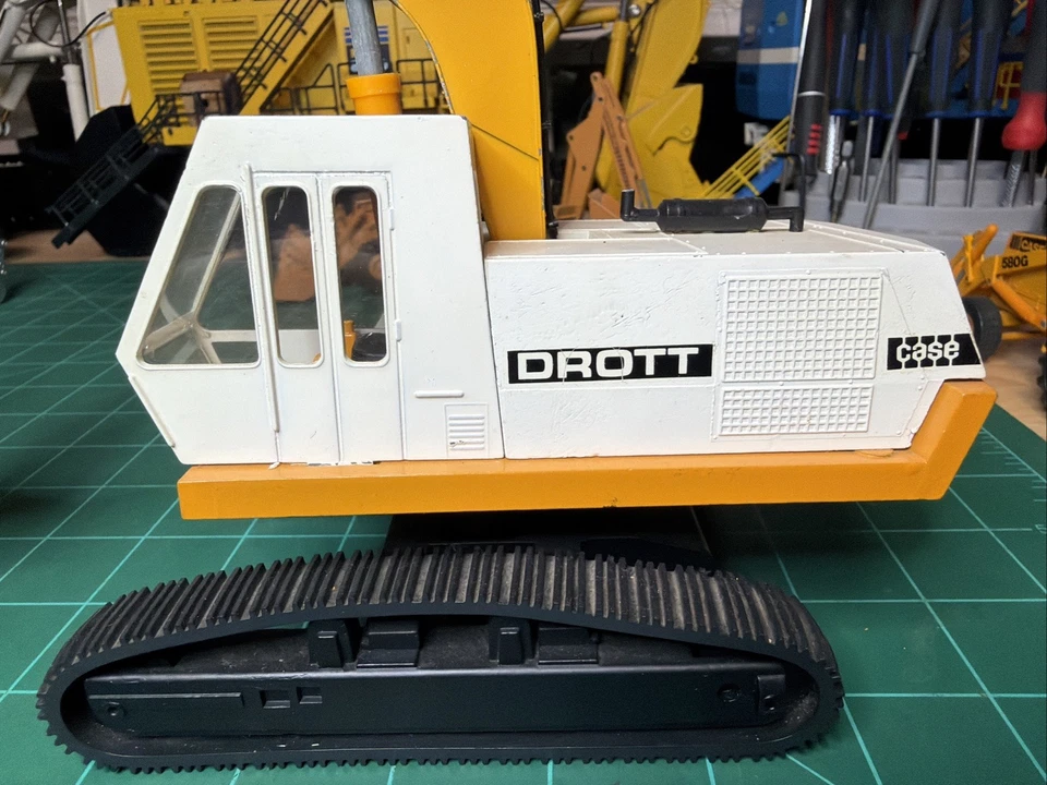 Case 296 Drott Excavator 50 1:35 Scale Die-Cast NZG Conrad  - Image 2 of 4