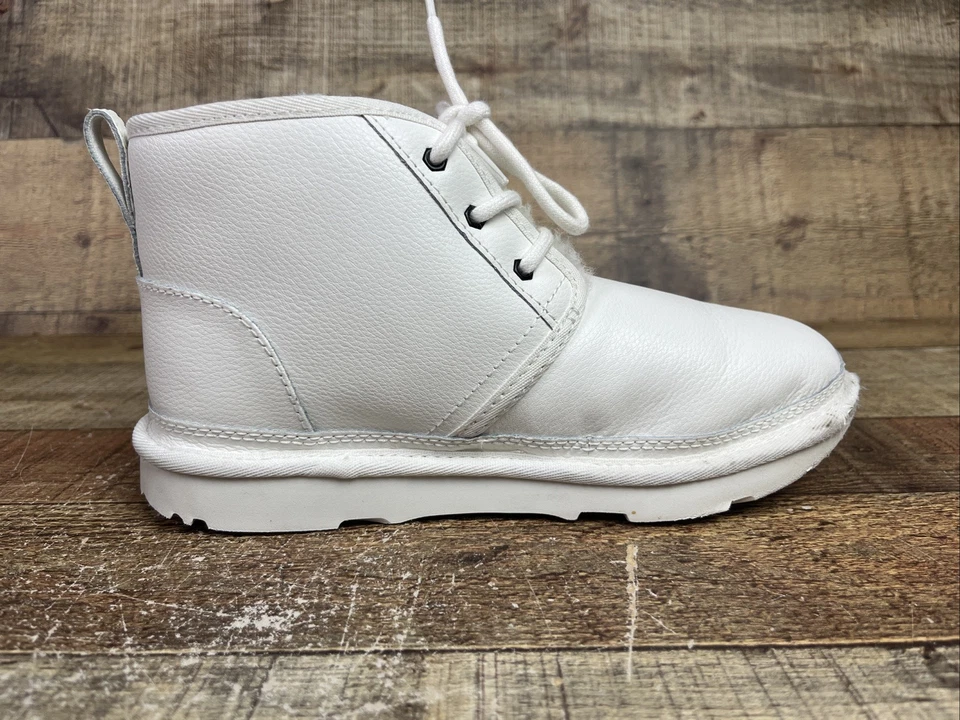 Bota UGG’s Unisex Cuero Neumel II Blanca Niños Grandes Talla 4 Mujer’s 5.5 Foto 3 de 4