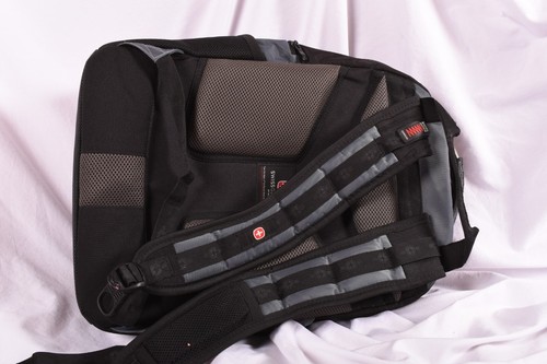 SAC À DOS POUR ORDINATEUR PORTABLE SWISS GEAR - REMBOURRÉ AVEC SANGLES, SUPER ÉTAT, 19"X16"X7" - Photo 14/14