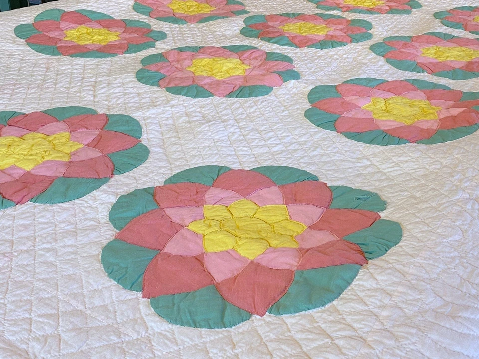 Colcha DAHLIA vintage bem acolchoada costurada à mão ~ rosa/verde/amarelo 91"x84 - Imagem 4 de 4