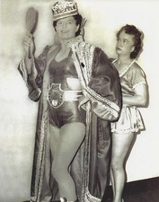 MAE YOUNG 8X10 PHOTO WRESTLING PICTURE WWF