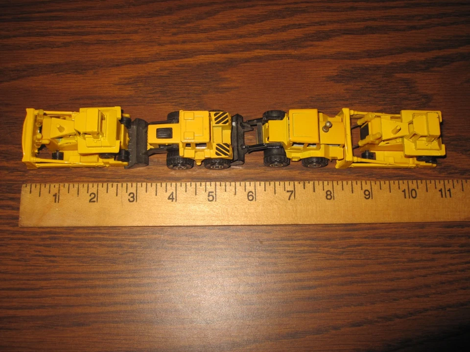 2 Vtg Hot Wheels Yellow Bulldozers 1979+2 Vtg Mtch Bx/Tracto Bucket Loaders 1979 - Image 3 of 4