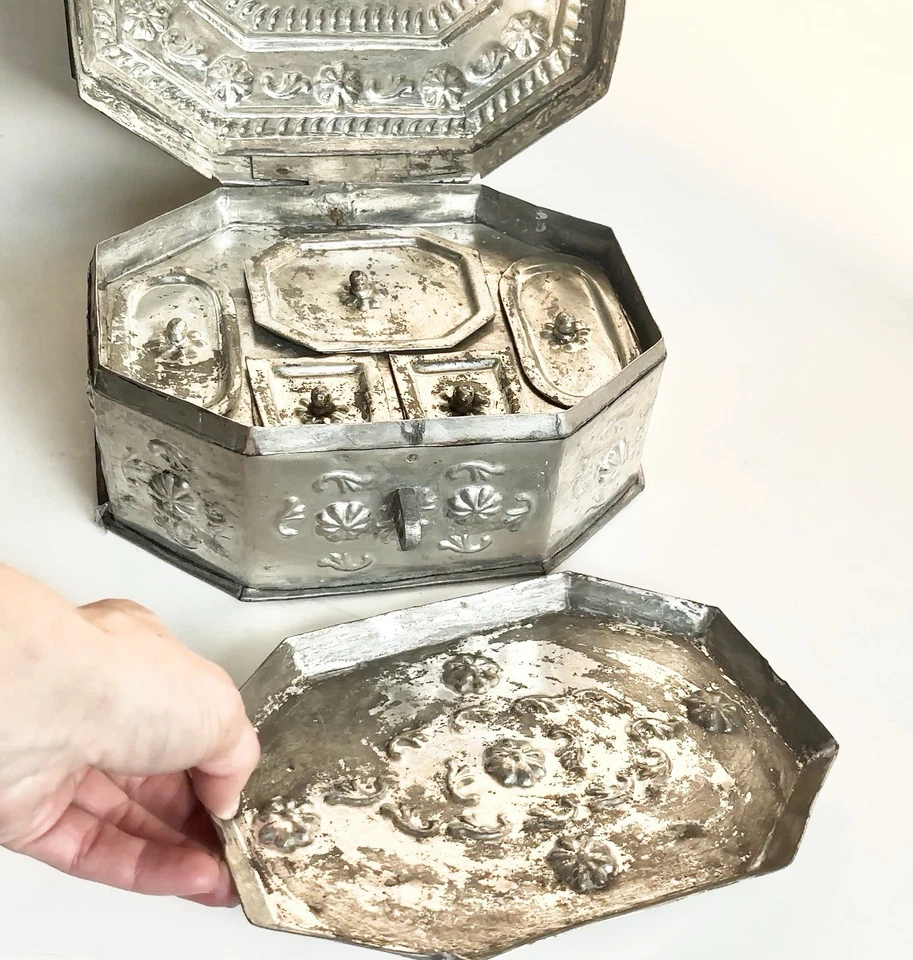 Antigua caja de especias de latón niquelado en relieve octogonal de 5 compartimentos Foto 2 de 4