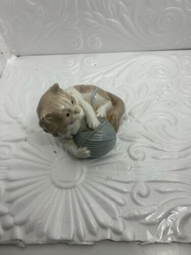 Lladro NAO Porzellanstatue Figur Katze spielt mit Garn Scheune Spanien um 1978 - Bild 2 von 12