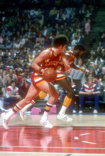 Bingo Smith Cleveland Cavaliers dribbles the ball up court against- Old Photo - Bild 1 von 1