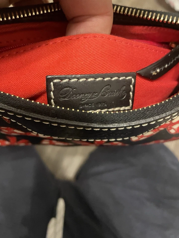 Bolsa de mão Dooney Bourke / Disney com laços vermelhos excelente estado - Imagem 3 de 4