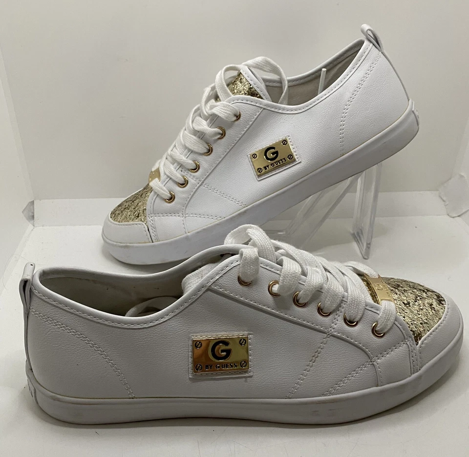 Zapatillas para mujer G by Guess Mallory7 - blancas con brillo dorado talla 8,5 M Foto 2 de 4
