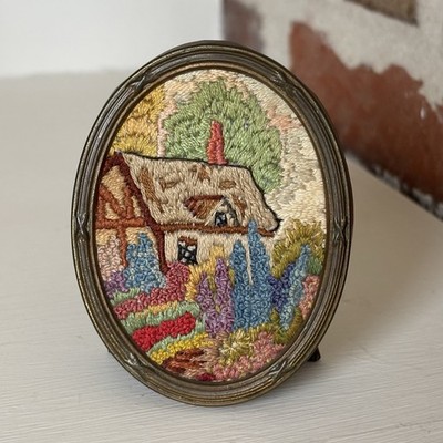 Miniatur antike bestickte Landhausszene im ovalen Rahmen um 1910-1930er Jahre