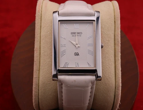 ⌚✨ Vintage Seiko Slim Quartz Gentlemen's White Dial , White Dress Watch